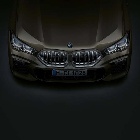 BMW X6 Front. G06 Nahaufnahme BMW X6 Front mit BMW Niere ‘Iconic Glow’ aus der Vogelperspektive. G06