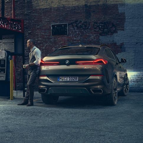BMW X6 Heck. G06 BMW X6 in Heckansicht vor urbaner Kulisse. G06