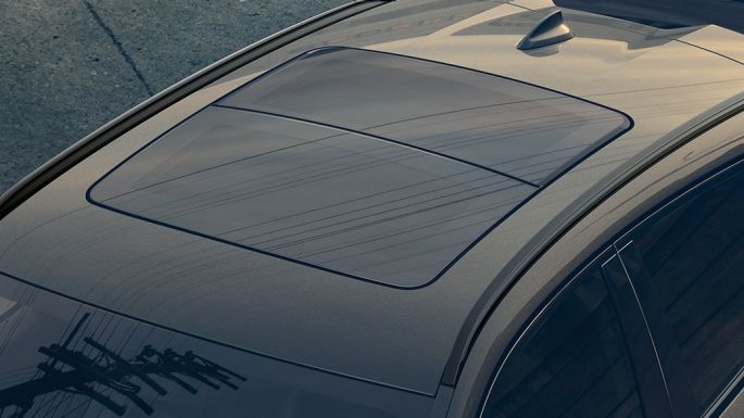 Panorama-Glasdach Sky Lounge des BMW X6 SUV. G06 Nahaufnahme der Panorama-Glasdach Sky Lounge des BMW X6 SUV. G06