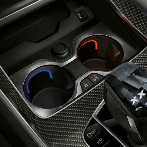 Temperierte Getränkehalter. G06 Close-up des BMW Interieurs mit Fokus auf temperierte Getränkehalter. G06