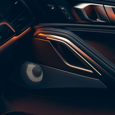 BMW X6 Lautsprecher. G06 Close-up des BMW Interieurs mit Fokus auf Lautsprecherbox. G06
