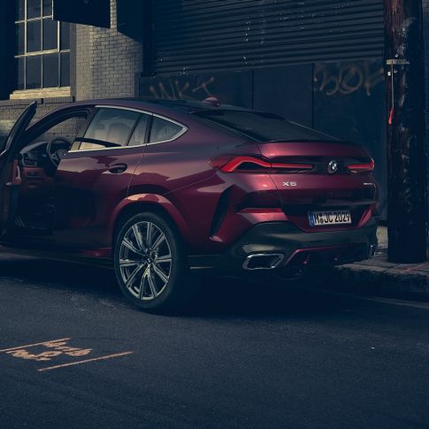 BMW X6 Individual Heckansicht. G06 BMW X6 Individual stehend in Dreiviertel-Heck. G06