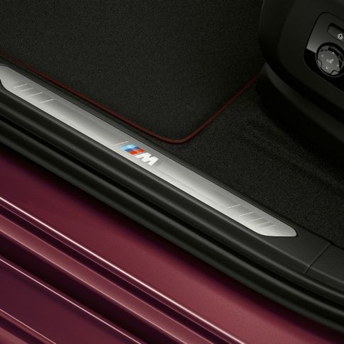 BMW X6 Individual Einstiegsleiste. G06 BMW X6 Individual Interieur mit Nahaufnahme der Einstiegsleiste. G06