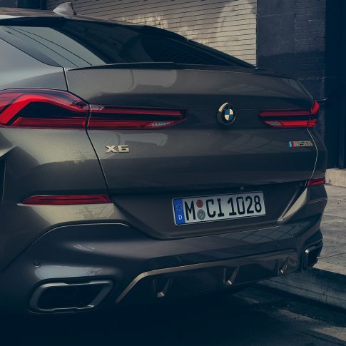M Sportabgasanlage des BMW X6. G06 Nahaufnahme der M Sportabgasanlage des BMW X6. G06