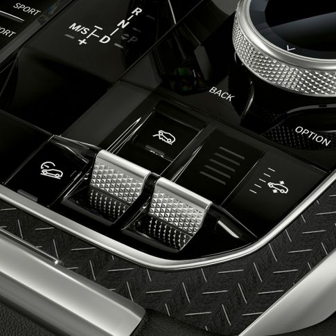 BMW X6 Mittelkonsole. G06 Nahaufnahme des BMW X6 Interieur mit Blick auf Mittelkonsole. G06