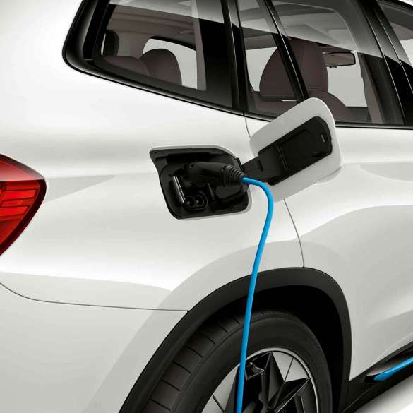 High-Power Charging BMW iX3 G08 Seitenansicht an öffentlicher Ladestation High-Power Charging BMW iX3 G08 2020 Mineralweiß metallic Seitenansicht an öffentlicher Ladestation