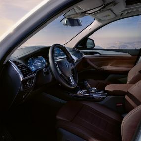 Cockpit BMW iX3 G08 mit geöffneter Tür Cockpit BMW iX3 G08 2020 Mineralweiß metallic mit geöffneter Tür