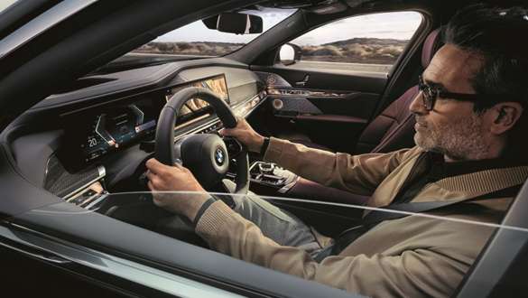 Mann im BMW Hände am Lenkrad Mann fahrend im BMW Hände am Lenkrad
