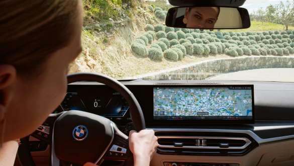 Person in Fahrzeug schaut auf Curved Display Person in Fahrzeug schaut auf Curved Display Screen mit Navigation
