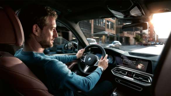 Mann im BMW fahrend Mann im BMW fahrend Navigationssystem