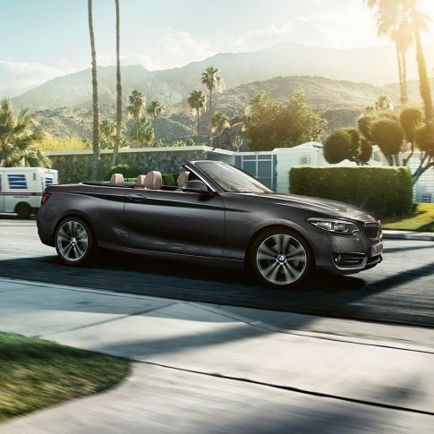 BMW Série 2 Cabrio en mouvement, vue de profil BMW Série 2 Cabrio en mouvement, vue de profil