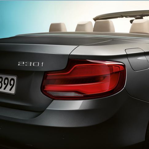 BMW Série 2 Cabrio, insigne du modèle à l’arrière BMW Série 2 Cabrio, insigne du modèle à l’arrière