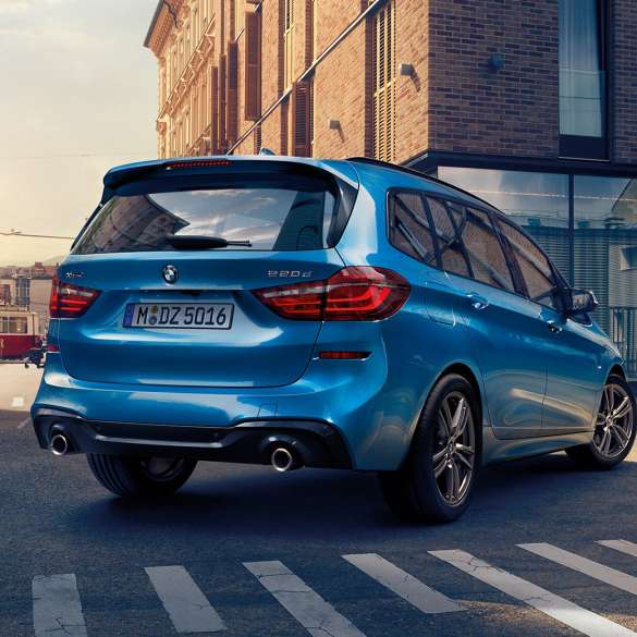 Extérieur de la BMW Série 2 Gran Tourer F46 Extérieur de la BMW Série 2 Gran Tourer 220d xDrive F46 restylage 2018 Misano Blau metallic, vue de trois quarts arrière, en mouvement en centre-ville