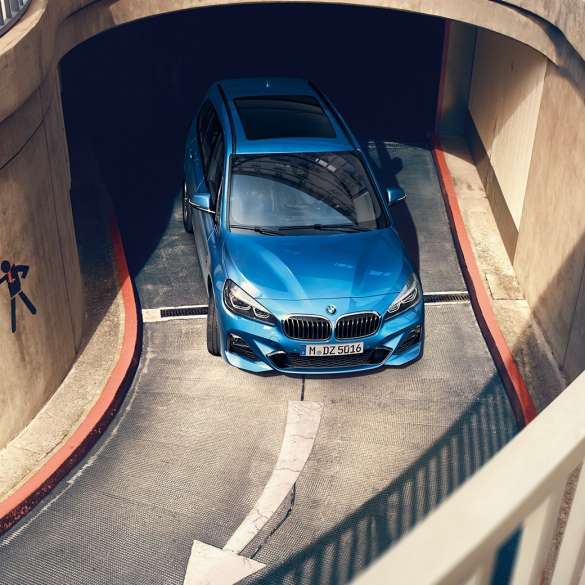 BMW Série 2 Gran Tourer en mouvement dans un parking couvert F46 BMW Série 2 Gran Tourer F46 restylage 2018 Misano Blau metallic, vue en plongée, en mouvement dans un parking couvert