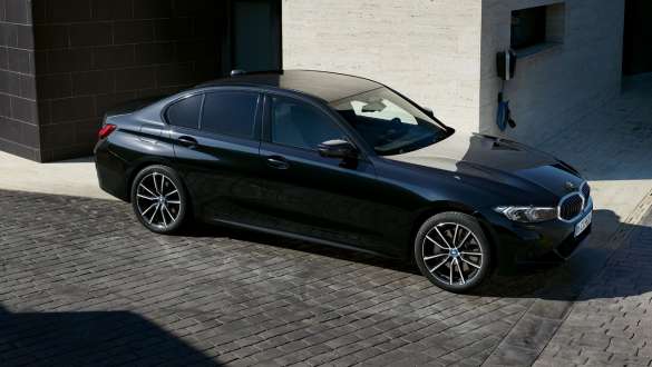 BMW Série 3 Berline Plug-in Hybrid G20 vue de trois quarts de profil BMW Série 3 Berline Plug-in Hybrid G20 vue de trois quarts de profil à l’arrêt