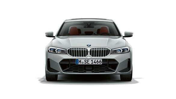 BMW Série 3 Berline LCI G20 vue avant à l'arrêt BMW Série 3 Berline LCI G20 Brookly Grau vue avant à l'arrêt