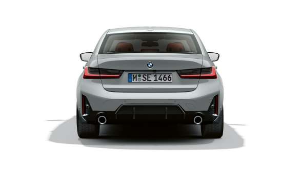 BMW Série 3 Berline LCI G20 vue arrière à l’arrêt BMW Série 3 Berline LCI G20 Brooklyn Grau vue arrière à l'arrêt
