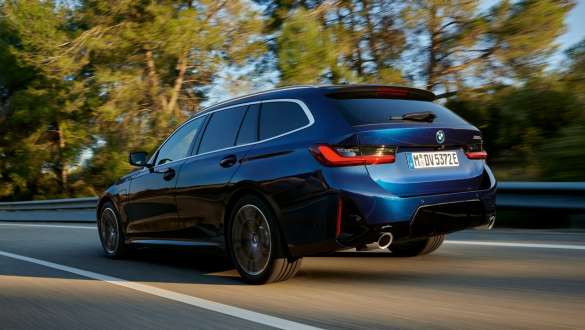 BMW Série 3 Touring hybride rechargeable G21 vue de trois quarts arrière en studio BMW Série 3 Touring hybride rechargeable G21 vue de trois quarts arrière en conduite