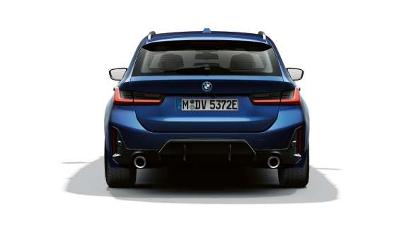 BMW Série 3 Touring LCI G21 vue arrière à l’arrêt BMW Série 3 Touring LCI G21 Tansanitblau II vue arrière à l’arrêt