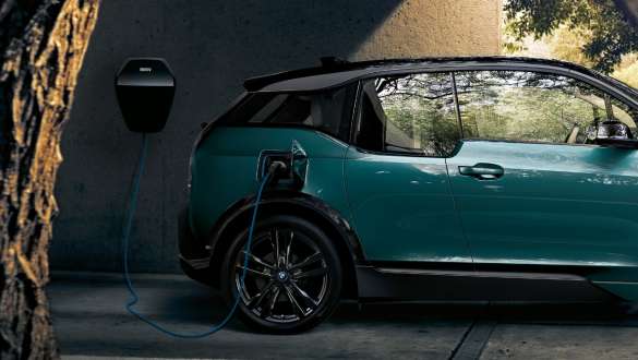La BMW i3 2018 à la BMW Wallbox BMW i3 I01 2018 Jucarobeige avec accent Frozen Grey metallic en recharge à la BMW Wallbox
