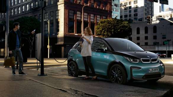 BMW i3 2018 sur une borne de recharge publique Jucarobeige avec accent Frozen Grey metallic Couple recharge sa BMW i3 sur une borne de recharge publique I01 2018 Jucarobeige avec accent Frozen Grey metallic