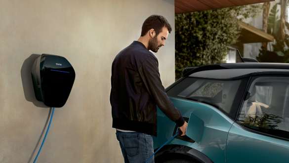 BMW i3 2018 sur une borne de recharge publique Jucarobeige avec accent Frozen Grey metallic Couple recharge sa BMW i3 sur une borne de recharge publique I01 2018 Jucarobeige avec accent Frozen Grey metallic