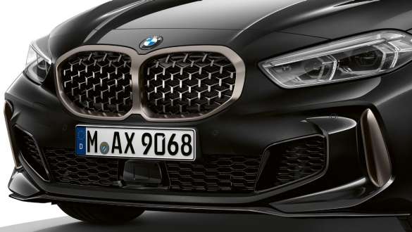 Naseaux BMW en design treillis La BMW M135i xDrive en Saphirschwarz metallic avec naseaux BMW en style Mesh en Ceriumgrau.