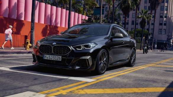 BMW M235i xDrive Gran Coupé avec Performance Control BMW M235i xDrive Gran Coupé avec Performance Control Black Sapphire metallic F44, vue de trois quarts face