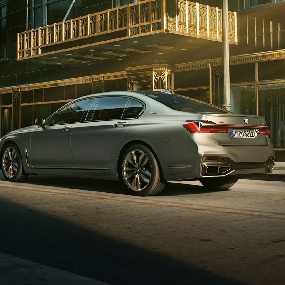 BMW M760Li xDrive Berline avec moteur V12 G11 BMW M760Li xDrive Berline en vue latérale arrière dans un décor urbain G11