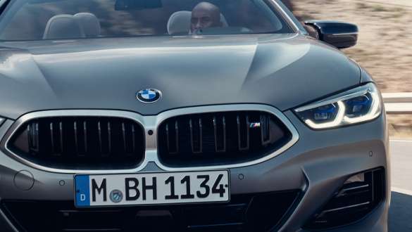 Naseaux M et rétroviseurs extérieurs M de la BMW M850i xDrive Cabrio G14 LCI restylage 2022 BMW M850i xDrive Cabrio G14 LCI restylage 2022 BMW Individual Frozen Pure Grey metallic Naseaux M et rétroviseurs extérieurs M