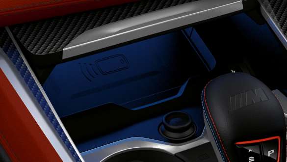 BMW X6 M Competition F96, compartiment de recharge sans fil BMW X6 M Competition F96 2023, compartiment de recharge sans fil