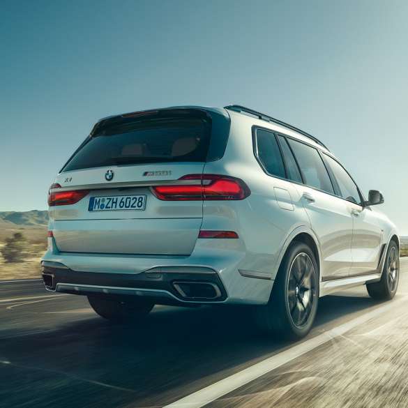 BMW X7 M50i SUV, vue de trois quarts arrière. BMW X7 M50i SUV en Mineralweiß, vue de trois-quarts arrière, G07, 2019