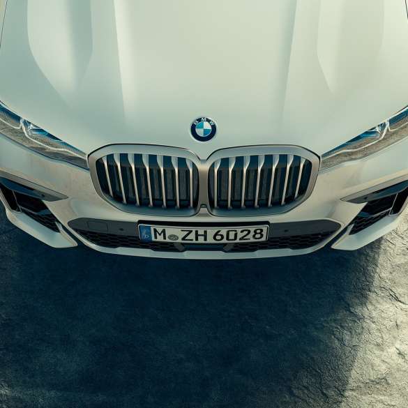 Voiture BMW X7 M SUV, avant avec les naseaux BMW Voitures BMW X7 M M50d et M50i SUV, vue en plan de l’avant et du capot, G07, 2019