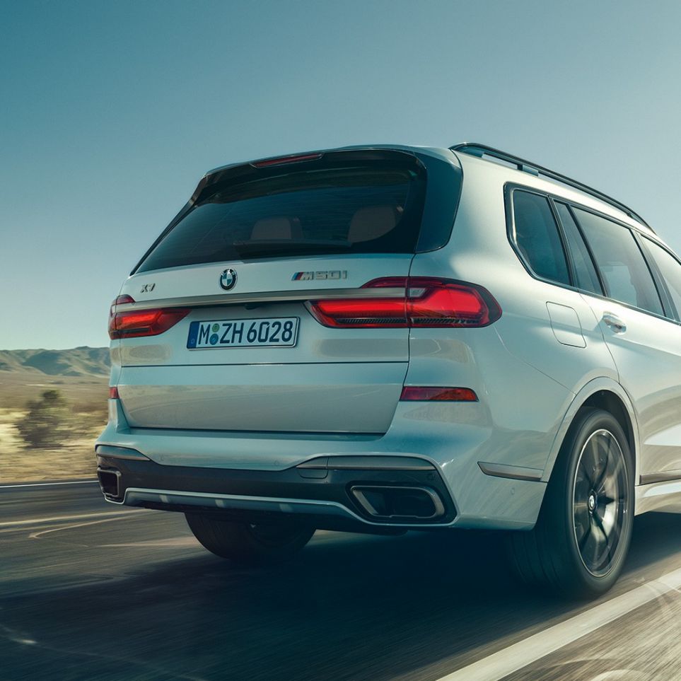 BMW X7 M50i SUV, vue arrière BMW X7 M50i SUV en Mineralweiß, en mouvement, vue arrière, G07, 2019