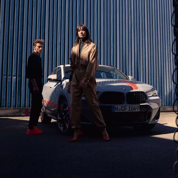 Vue de trois quarts avant de la BMW X2 SUV F39 Vue de trois quarts avant de la BMW X2 SUV 2020 F39 Brooklyn Grau