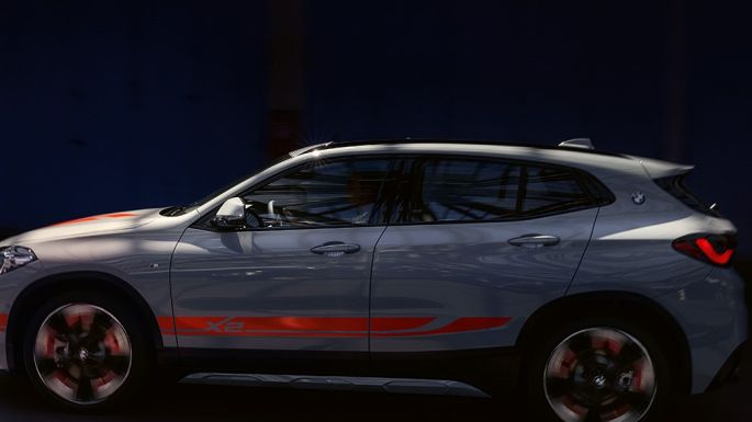 Vue de profil de la BMW X2 SUV F39 BMW X2 SUV 2020 F39 Brooklyn Grau Vue de profil