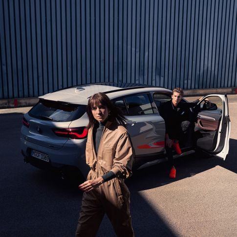 BMW X2 SUV F39 vue de trois quarts arrière BMW X2 SUV 2020 F39 Brooklyn Grau vue de trois quarts arrière