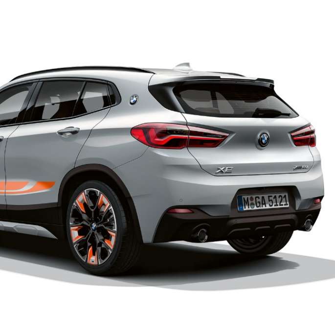 Vue de trois quarts arrière de la BMW X2 Modèle Édition M Mesh BMW X2 Modèle Édition M Mesh 2020 F39 Brooklyn Grau, Vue de trois quarts arrière