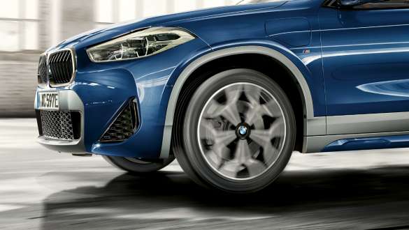Vue en gros plan de trois quart et de profil de la BMW X2 xDrive25e SUV Plug-in Hybrid F39 BMW X2 xDrive25e SUV Plug-in Hybrid F39 2020 vue de trois quarts de profil en gros plan