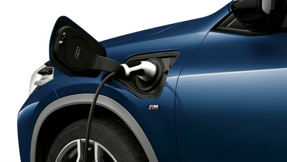 Clapet de recharge en gros plan de profil BMW X2 xDrive25e SUV Plug-in Hybrid F39 BMW X2 xDrive25e SUV Plug-in Hybrid F39 2020 vue de profil en gros plan