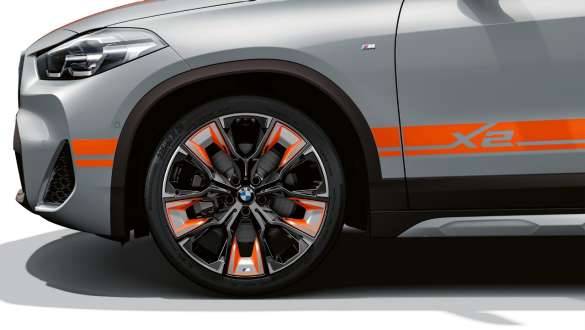 Bords des passages de roues de la BMW X2 SUV F39 Bords des passages de roues de la BMW X2 SUV 2020 F39 Brooklyn Grau, vue de profil