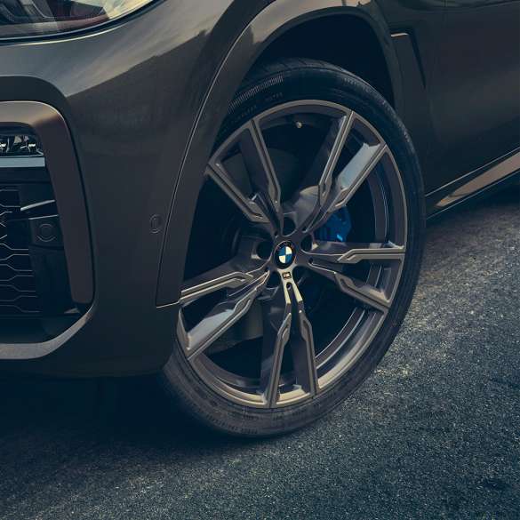 Jantes BMW M 22’’ en alliage léger. G06 Gros plan des jantes BMW M 22" en alliage léger. G06