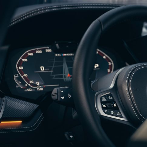 Systèmes d’assistance BMW. G06 Gros plan de l’habitacle de la BMW X6 SUV avec vue sur le combiné des instruments. G06