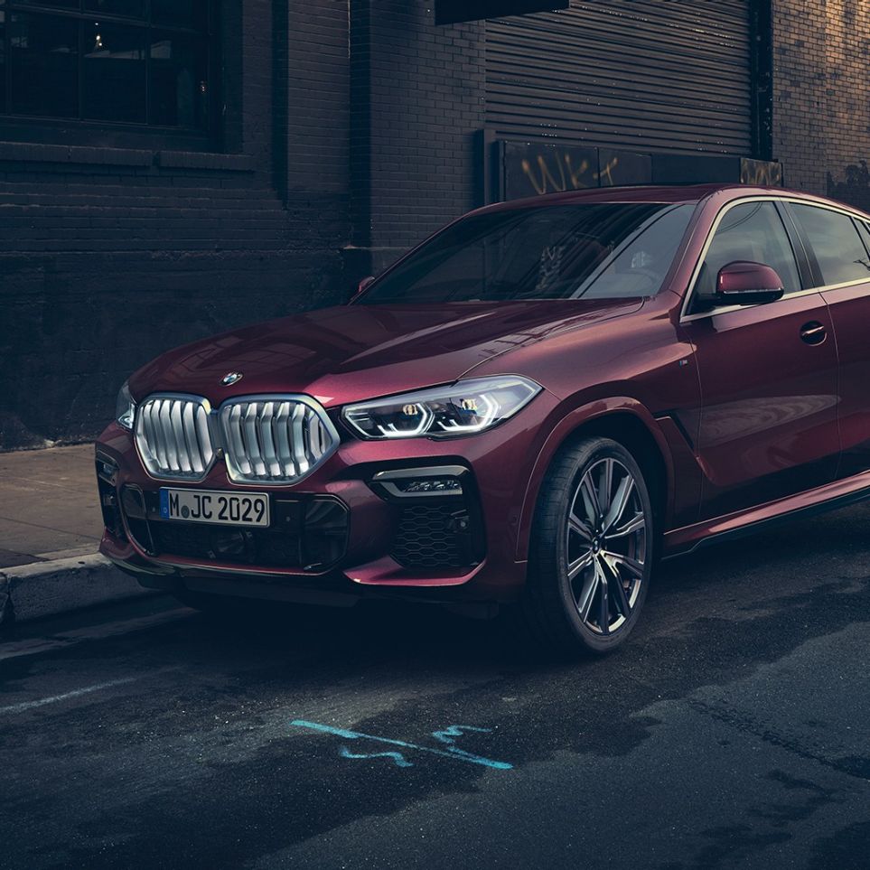 Extérieur de la BMW X6 Individual. G06 Vue de trois quarts avant de la BMW X6 Individual à l’arrêt. G06