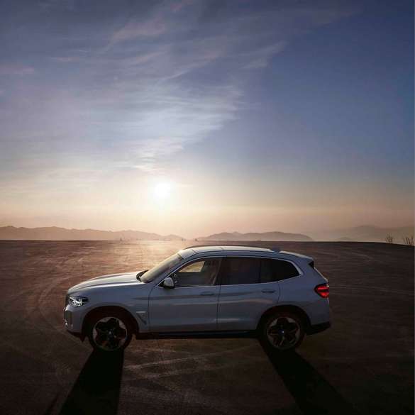 BMW iX3 SUV électrique G08 BMW iX3 SUV électrique G08 2020 en Mineralweiß metallic