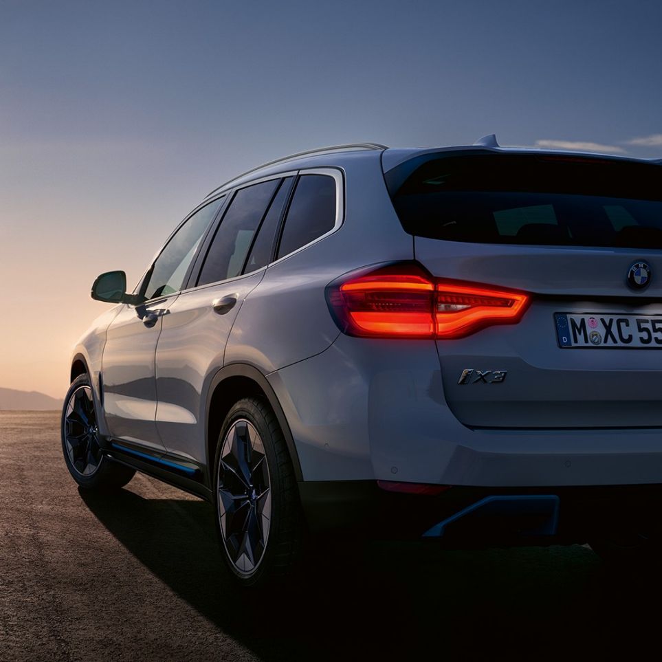 BMW iX3 SUV électrique G08, vue de trois quarts arrière sur la route BMW iX3 SUV électrique G08 2020 en Mineralweiß metallic, vue de trois quarts arrière, sur la route