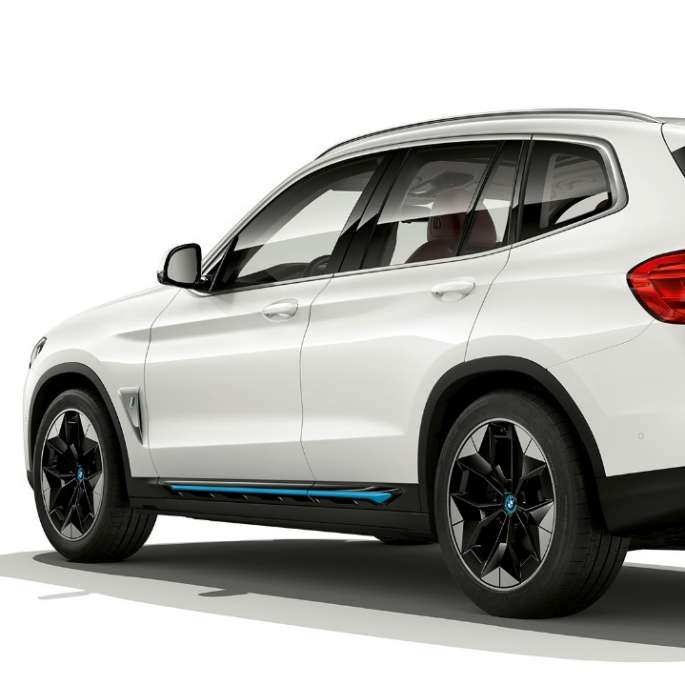 BMW iX3 G08, modèle "Impressive", vue de trois quarts arrière BMW iX3 G08 2020, modèle "Impressive" en Mineralweiß metallic, vue de trois quarts arrière