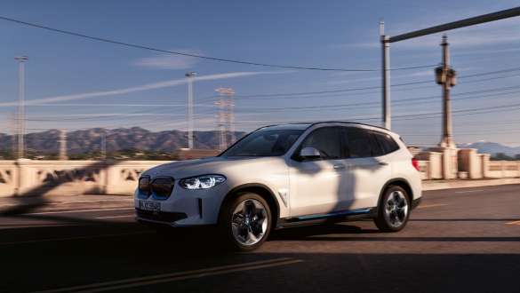 BMW IconicSounds Electric BMW iX3 SUV électrique G08 BMW IconicSounds Electric BMW iX3 SUV électrique G08 2020 en Mineralweiß metallic, en mouvement sur la route