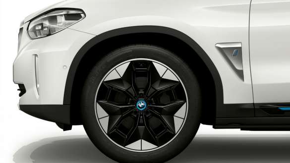Jantes aérodynamiques 843" bicolores de la BMW iX3 SUV électrique G08 Jantes aérodynamiques 843 bicolores de 20" avec monte mixte BMW iX3 SUV électrique G08 2020 en Mineralweiß metallic, vue en gros plan de la jante