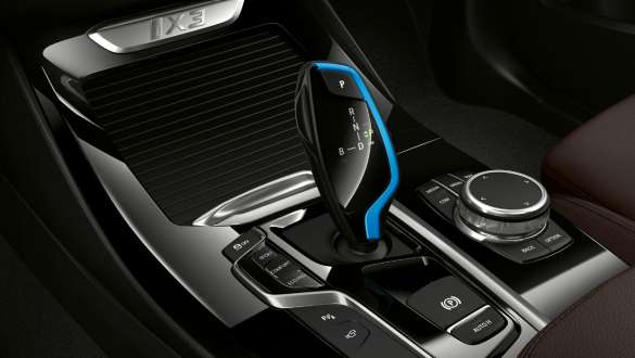 Suspension adaptative BMW iX3 SUV électrique G08 Suspension adaptative BMW iX3 SUV électrique G08 2020, levier de changement de vitesse et habitacle